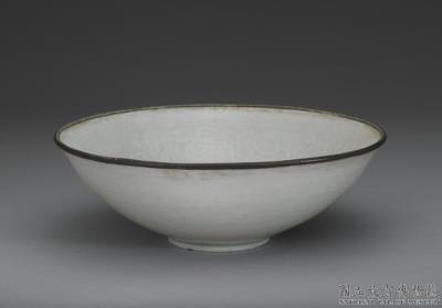 图片[2]-Bowl with impressed antique and flower decoration in bluish-white glaze, Song dynasty (960-1279)-China Archive